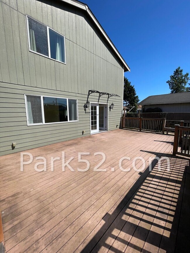 Building Photo - 4 Bedroom Single Family Home