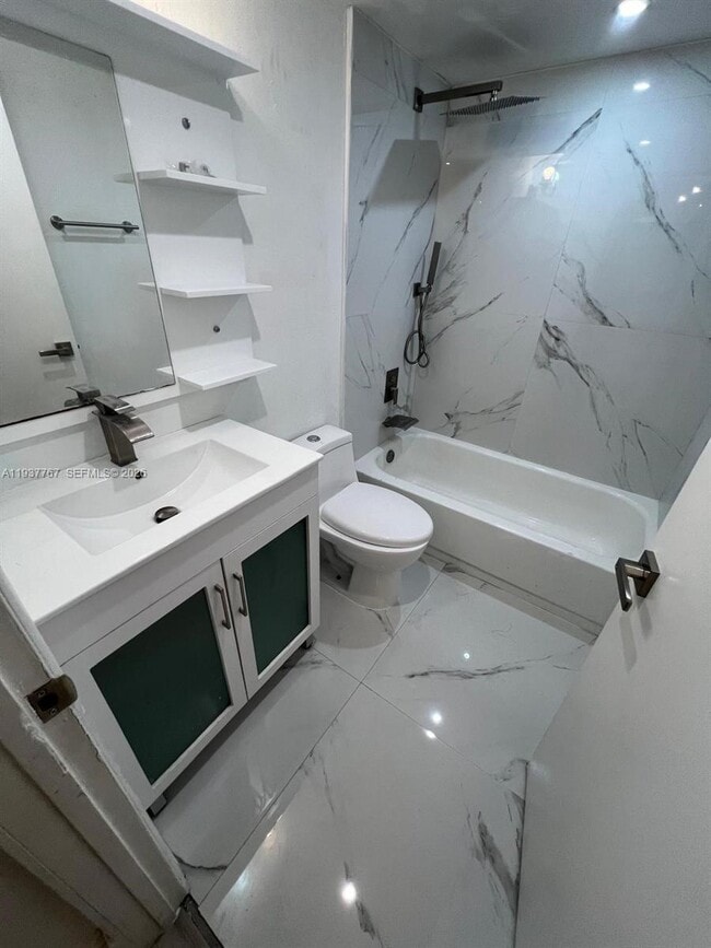 Building Photo - 1720 NW N River Dr