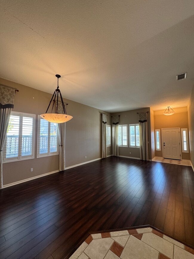 Building Photo - 1762 River Oaks Cir