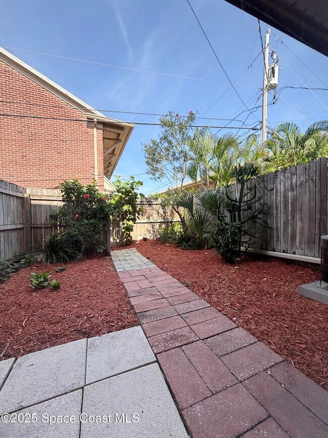 Building Photo - 112 E Colonial Ct