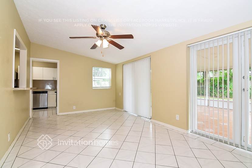 Building Photo - 813 E River Dr