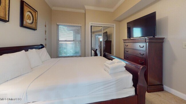 Building Photo - 2228 Beach Dr