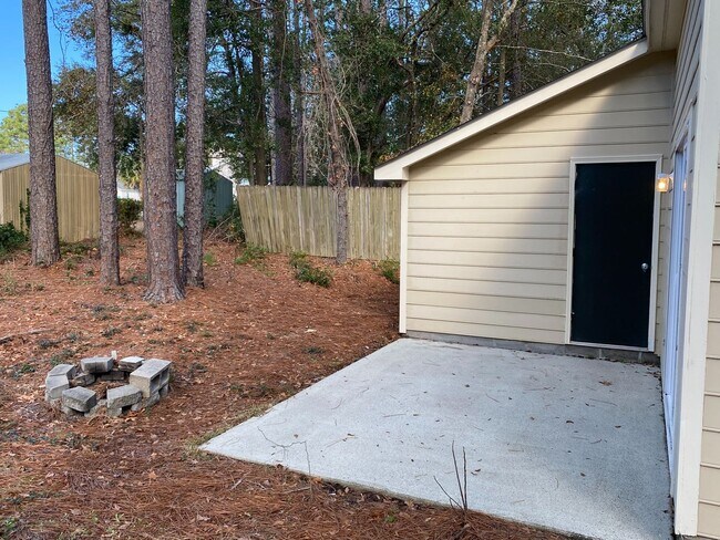 Building Photo - Student Friendly Home 208 Hillsdale Drive