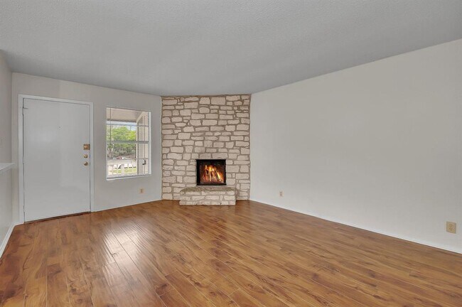 Building Photo - 500 Algerita Dr