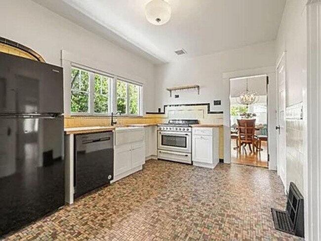Building Photo - Beautiful vintage home
