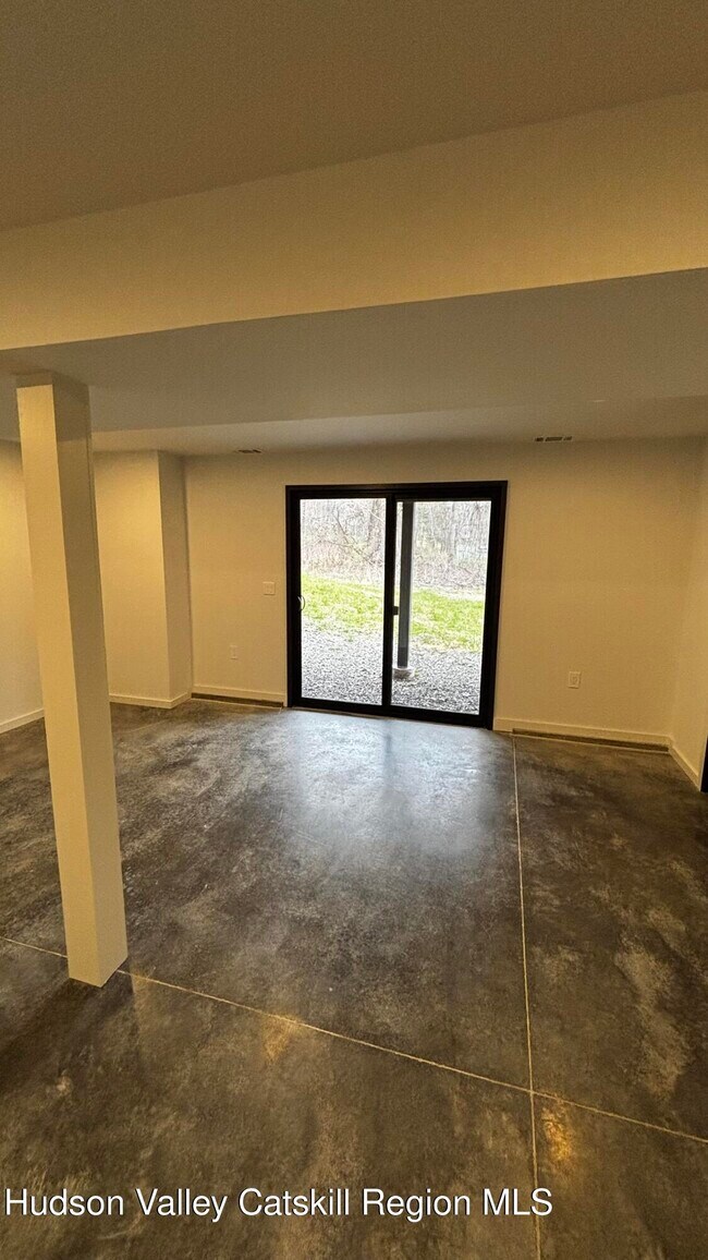 Building Photo - 13 Regal Rd