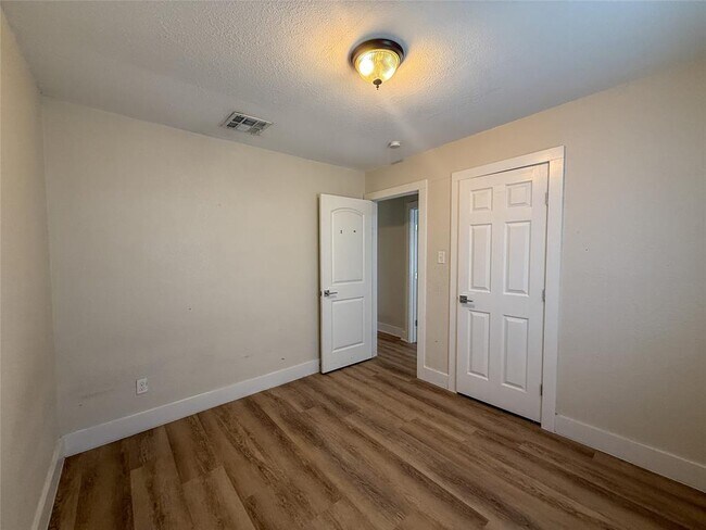 Building Photo - 1412 Vargas Rd