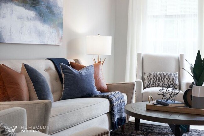 Building Photo - Townhomes at Humboldt Place- Fully renovated and move in ready 2 bedroom unit!