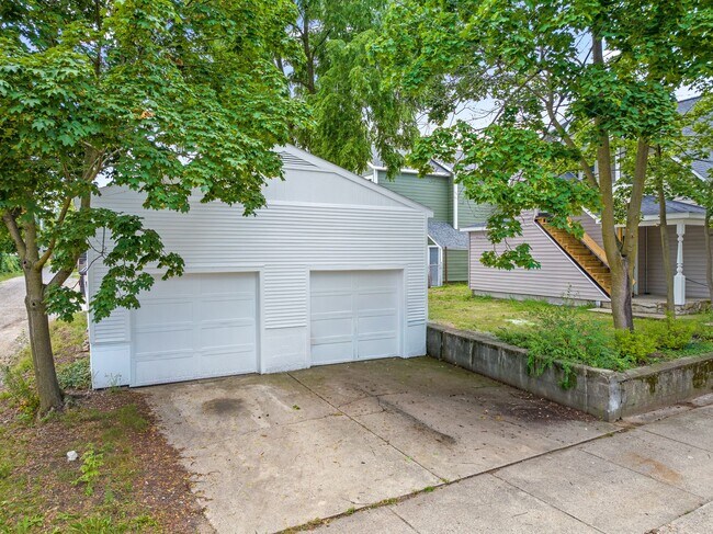 Building Photo - 748 Fairview Ave NE