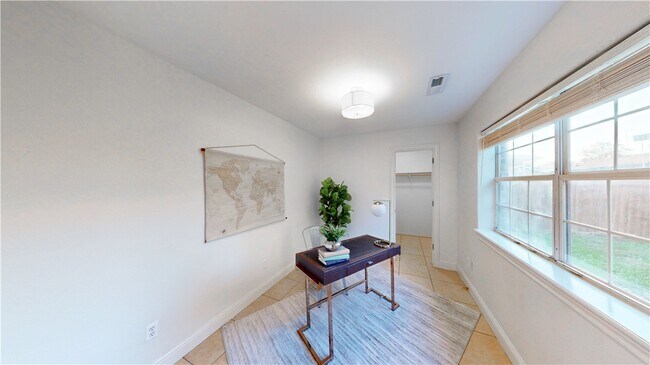 Building Photo - 2711 W Bishop Dr
