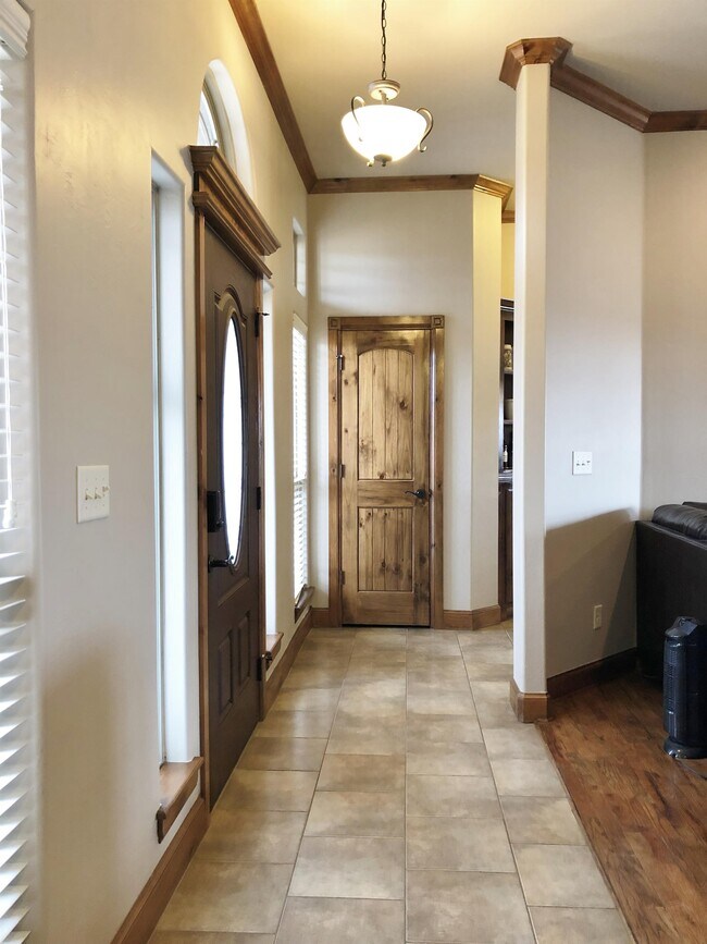 Building Photo - 10527 JORDYNN'S Xing