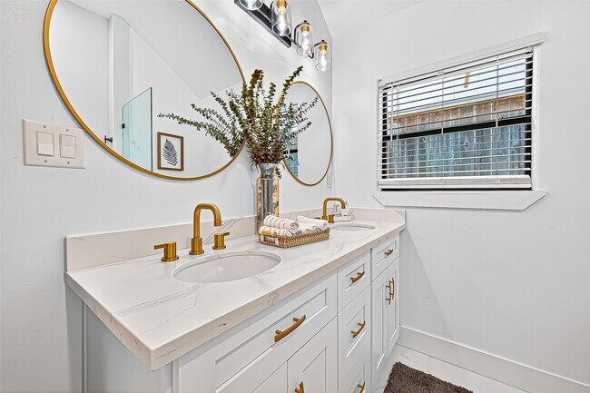 Building Photo - 5121 Locust St