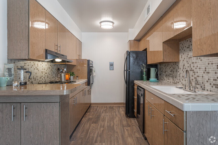 1BR, 1BA - 720 SF - The Phoenix Apartments on 6th Avenue