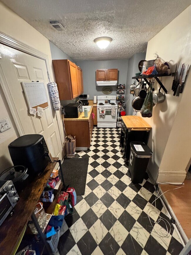 Building Photo - Spacious 3 bed 1 bath Near VCU, own laundry, deck, parking, porch