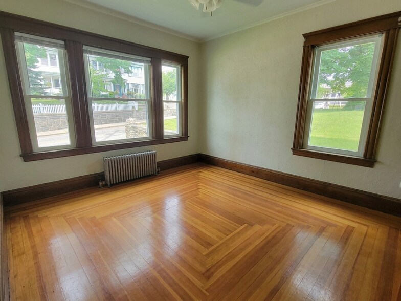 Building Photo - 301 Elm St