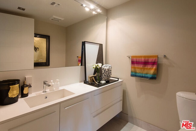 Building Photo - 432 N Oakhurst Dr