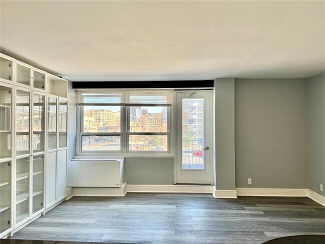 Building Photo - 210 N 17th St