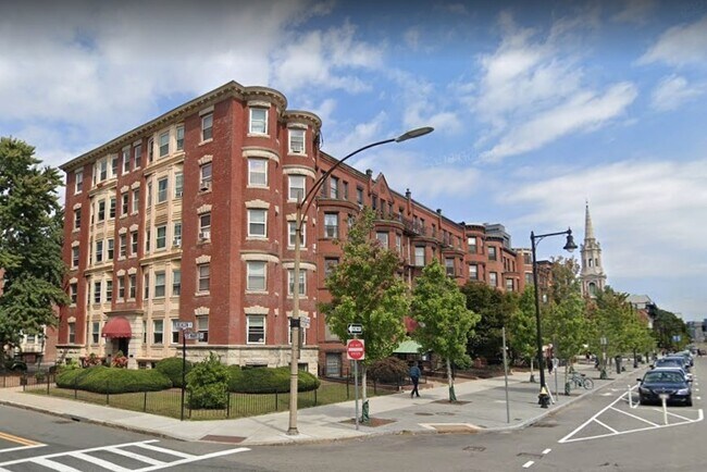 Building Photo - 924 Beacon St