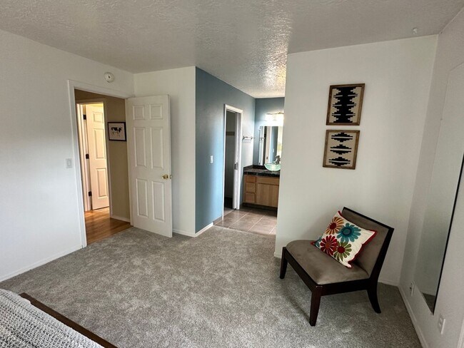 Building Photo - Argay Terrace Day Ranch with Views!