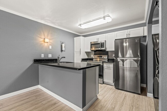 Building Photo - Ihona Townhome 1BR, 1BA, 1PKG, AC, W/D
