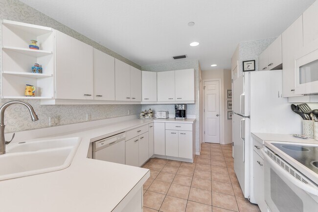 Building Photo - 777 Beach View Dr