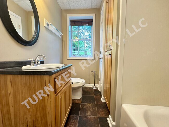 Building Photo - 110 Clay Dr