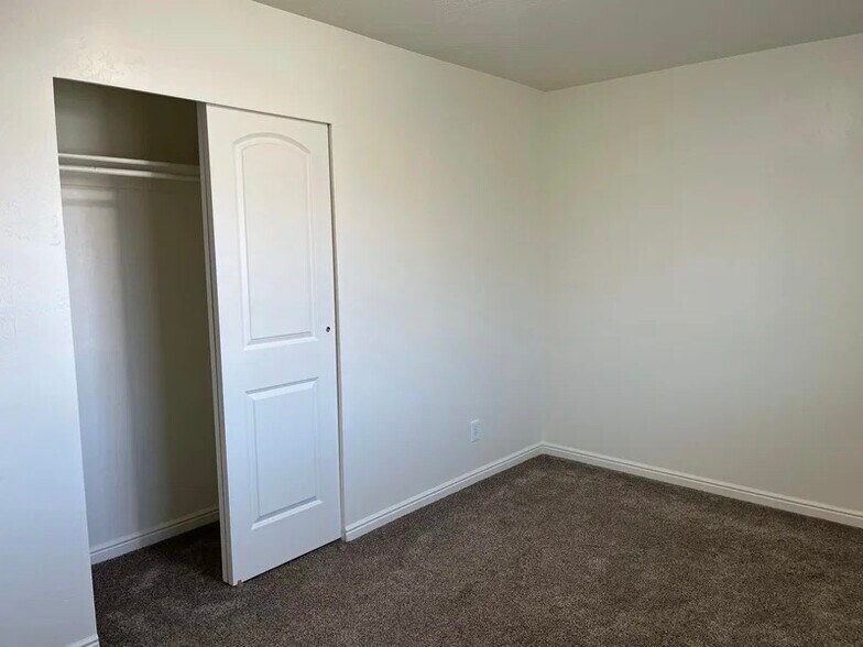 Building Photo - 177 W 975 N