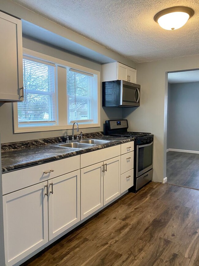 Building Photo - Charming 2-Bedroom Home with Private Driveway & Large Fenced Backyard