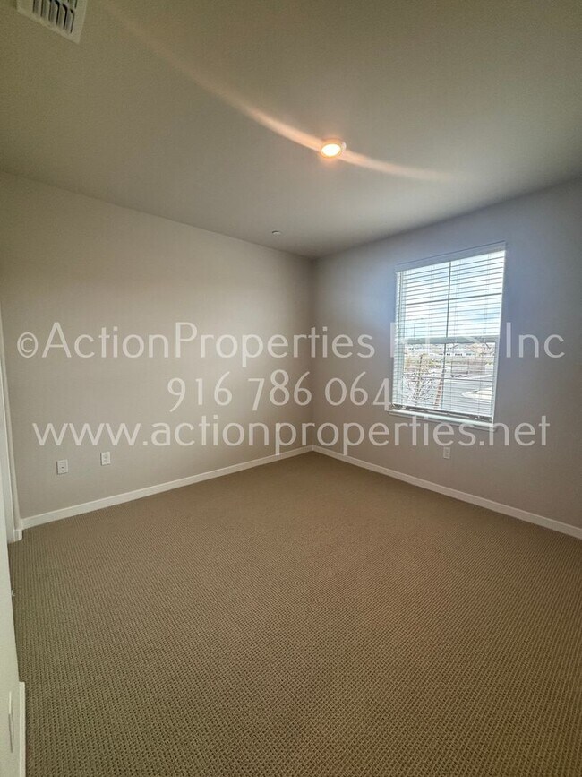 Building Photo - Action Properties Offering Roseville Solar: Inspiration Village Community Gated: 3 Bedroom 3 Bath...