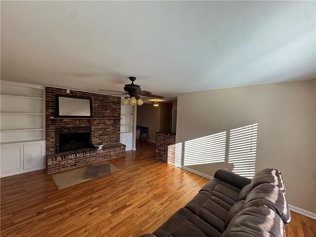 Building Photo - 718 E Debra Dr