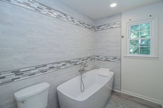 Building Photo - 815 Shady Bluff Trail