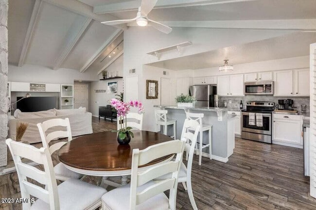 Building Photo - 7526 N Vía De La Campana