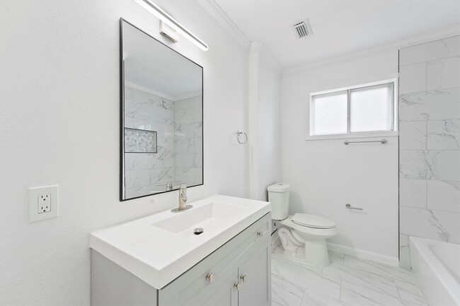 Building Photo - 406 Riverbend St