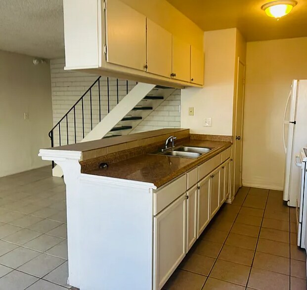 Building Photo - 4425 La Cresta Way
