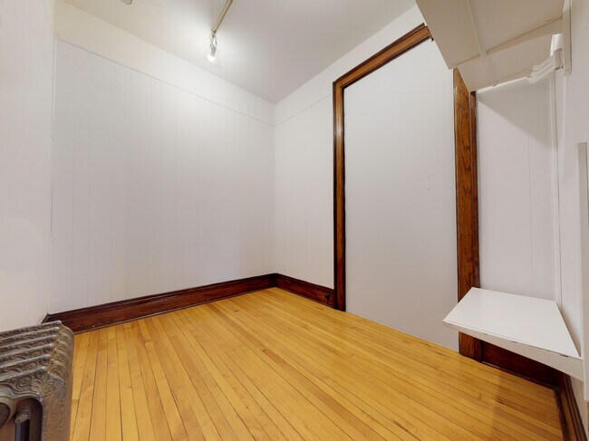 Building Photo - 1127 W George St