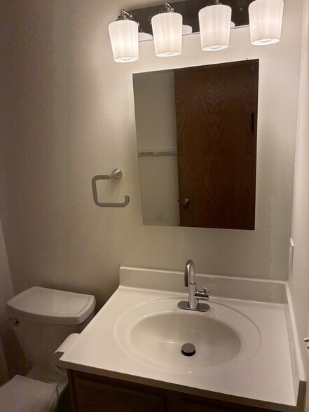 Building Photo - 925 Sky Ridge Dr