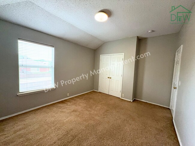 Building Photo - Spacious 5-Bedroom, 3.5-Bathroom Home for Lease in Denton, TX