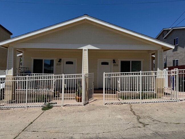 Building Photo - 3 Bedroom 1 bath Unit -