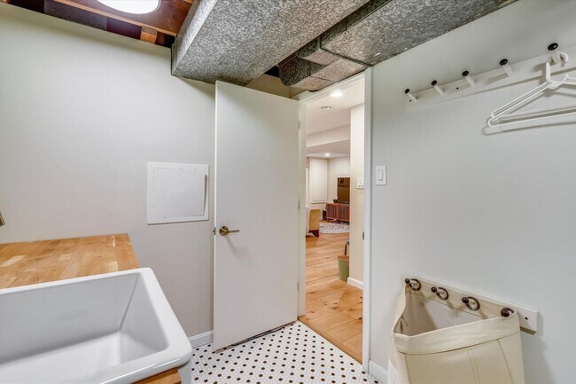 Building Photo - Fabulous 5BR 2.5BA Located in Close in Roc...