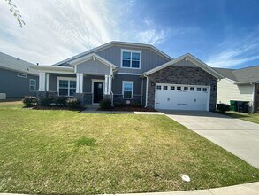 Building Photo - Move-in ready, 1.5 story home located in t...