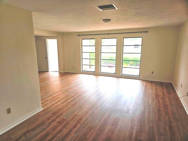 Building Photo - 8040 Canterbury Cir
