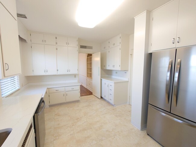 Building Photo - 3222 E Hampshire St