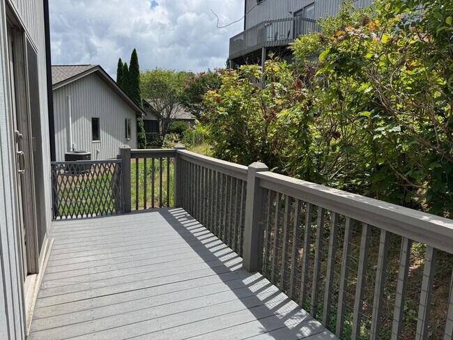 Building Photo - Weaverville - Well Kept Townhome with Flex Space