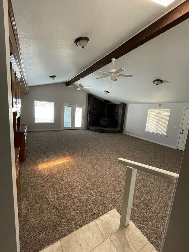 Building Photo - Spacious home in Tulare coming soon!