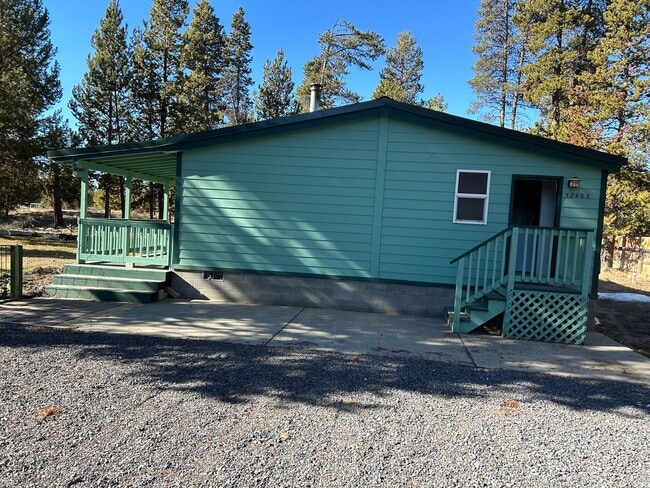 Building Photo - Cute Home Close to Everything