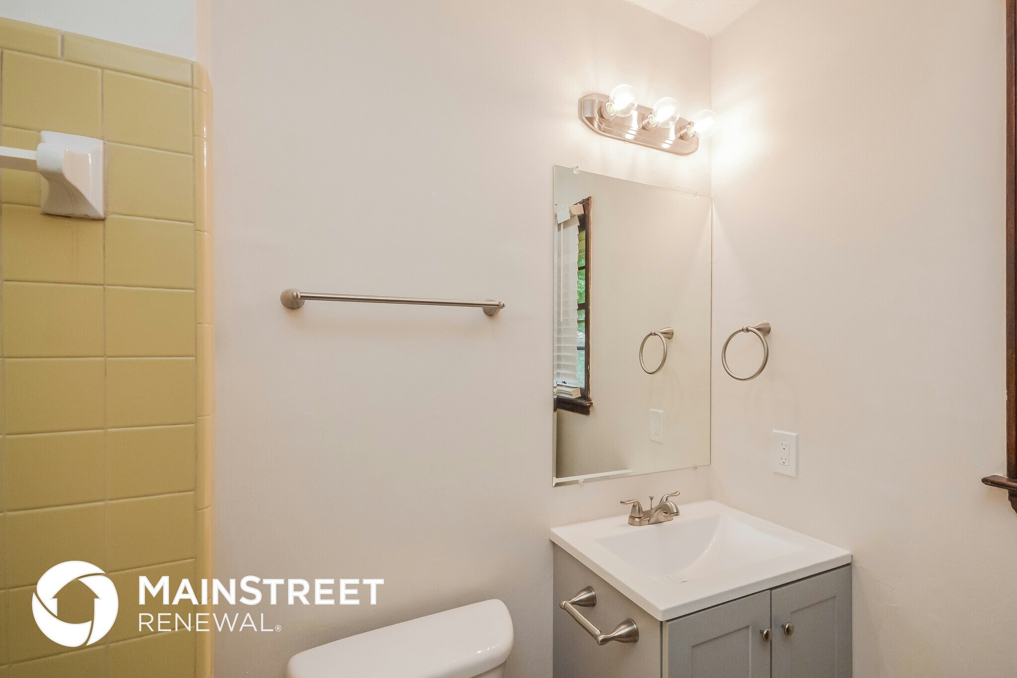 Building Photo - 2245 Pinewood Dr