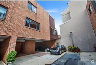 Building Photo - Incredible 2-Bedroom Apartment in Queen Vi...