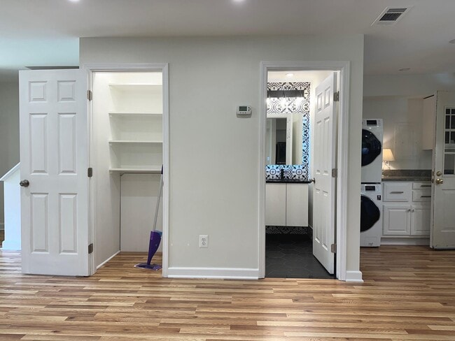 Building Photo - 411 Hampton Ct