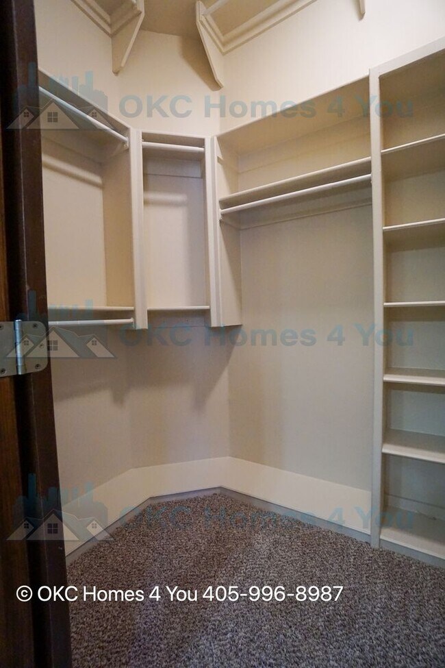 Building Photo - Executive Home in Yukon Schools