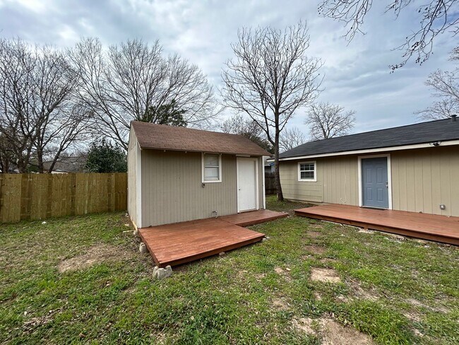 Building Photo - *COMING SOON* Open-Concept 3BD/2BA with Cozy Fireplace & Modern Stainless Kitchen!
